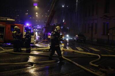 Более 70 пожарных всю ночь борются с пламенем, вспыхнувшим в жилом доме на Лиговском - neva.today - Санкт-Петербург - Лиговск
