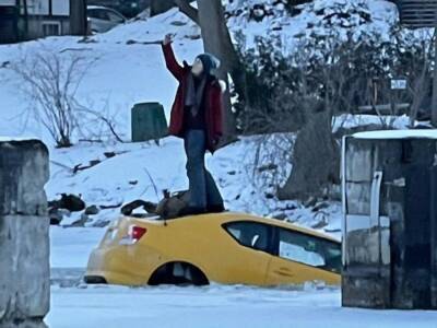 В Канаде девушка делала селфи на тонущей машине. Видео - gordonua.com - Украина - Канада - Оттава