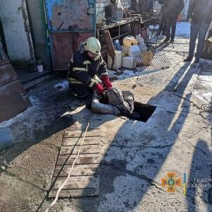 Запорожские спасатели достали из выгребной ямы труп мужчины. Фотофакт - reporter-ua.com - Украина - Запорожская обл.