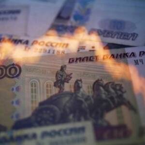 В РФ обвалился фондовый рынок и упал рубль - reporter-ua.com - Россия
