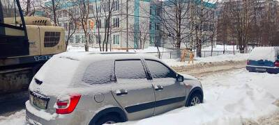 Припаркованная машина мешает устранить аварию на сетях «Водоканала» в Петрозаводске - stolicaonego.ru - Петрозаводск