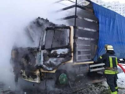 В столице горел припаркованный грузовик (ФОТО) - enovosty.com - Украина - Киев - район Дарницкий
