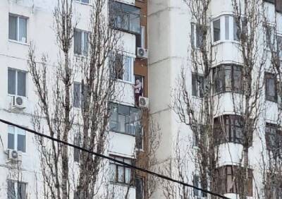 В Белгороде пожарные спасли девочку, вылезшую на козырек балкона на 11-м этаже - ya62.ru - Белгород - Белгород