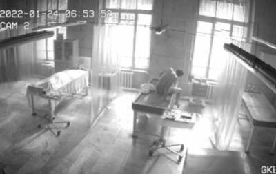 Россиян ужаснуло видео с «ожившим трупом» в тверском морге - 7info.ru - Тверь - Тверская обл.