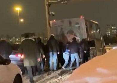 Видео: в Мурино неравнодушные помогли вытащить застрявшую посреди трассы маршрутку - ivbg.ru - Украина - Мурино - Ленобласть