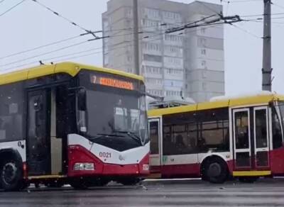 В Одессе из-за снегопада ломаются троллейбусы: кадры транспортного коллапса - politeka.net - Украина - Одесса - Одесса
