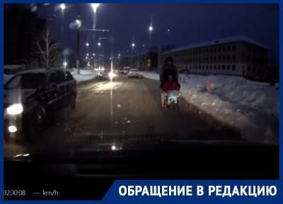 В Чебоксарах пробку на дороге устроил инвалид-колясочник, из-за снежных завалов застрявший на тротуаре - bloknot.ru - Чебоксары
