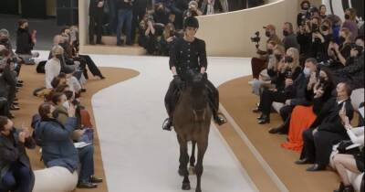 Анна Винтур - Chanel - Принцесса Монако появилась верхом на лошади на кутюрном показе Chanel (видео) - focus.ua - Украина - Париж - Монако - Княжество Монако