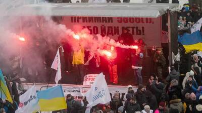 Украинские СМИ сообщили о задержании 20 участников акции протеста в Киеве - iz.ru - Украина - Киев - Израиль
