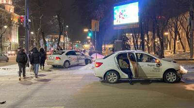 Два такси с пассажирами столкнулись на оживлённом перекрёстке в центре Воронежа - vestivrn.ru - Воронеж