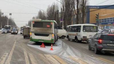 В Воронеже в массовом ДТП с маршрутками пострадала 17-летняя девушка - vestivrn.ru - Воронеж - Воронежская обл.