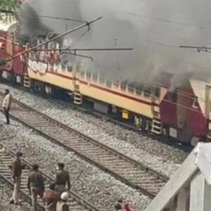 Протестующие в Индии забросали камнями и подожгли пассажирский поезд - reporter-ua.com - Индия