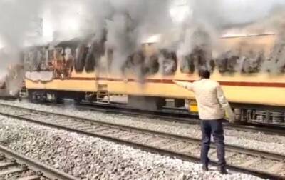 В Индии протестующие нападают на поезда - korrespondent.net - Украина - Казахстан - Индия - штат Бихар - Протесты