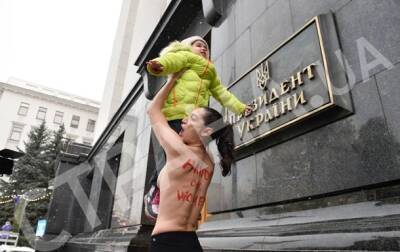 В Киеве активистка Femen с ребенком устроила акцию - korrespondent.net - Украина - Киев - Польша