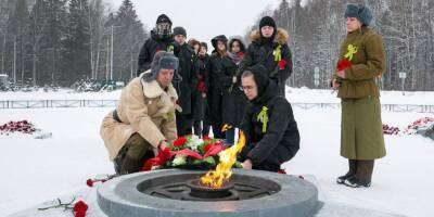 Участникам митинга у монумента "Разорванное кольцо" в Санкт-Петербурге вручили по кусочку "блокадного хлеба" - ruposters.ru - Ленинградская обл. - Санкт-Петербург