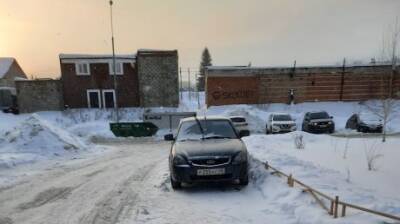 На Ладожской водитель «Приоры» приспособил тротуар под парковку - penzainform.ru - Пенза
