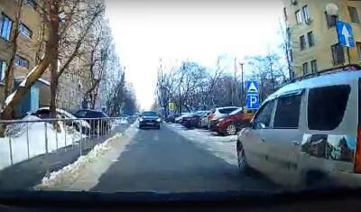 В Тюмени на Немцова автохам на Инфинити пытался проехать по встречной полосе - nashgorod.ru - Тюмень
