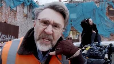 Сергей Шнуров - В СМИ появилось видео, как на съемки клипа Шнурова в Петербурге свозят мусор - znak.com - Санкт-Петербург