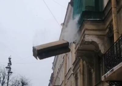 «Эвакуация» дивана с 4 этажа дома в Петербурге попала на видео - ivbg.ru - Украина - Санкт-Петербург - Петербург