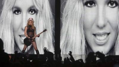 Бритни Спирс - Мадонна призналась, что не прочь «зажечь» на сцене со Спирс: «Да, черт возьми!» - 5-tv.ru