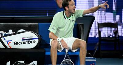 Даниил Медведев - Бен Ротенберг - Медведева оштрафовали за спор с судьей в полуфинале Australian Open - ren.tv - Россия - Австралия