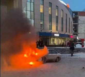 В Новосибирске у ТЦ «Версаль» загорелся автомобиль - sib.fm - Новосибирск - район Ленинский, Новосибирск