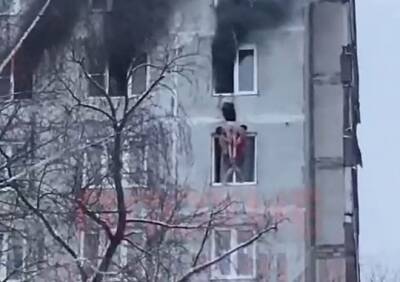 В Москве двое молодых людей, рискуя сорваться с высоты, спасли девушку из огня - ya62.ru - Москва