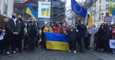 В Париже украинцы провели митинг против российской агрессии (ФОТО) - dsnews.ua - Россия - Украина - Франция - Париж