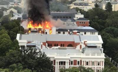 Сирил Рамафос - В Кейптауне в результате пожара обрушилась крыша парламента ЮАР - unn.com.ua - Украина - Киев - Юар - Кейптаун - Парламент