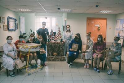 В преддверии Нового года активисты БРСМ поздравляли молодых мам с рождением деток - grodnonews.by - Белоруссия