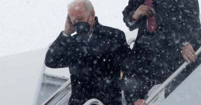 Джо Байден - Байдена едва не снесло с трапа самолета в снежную пургу в США - ren.tv - США - Вашингтон - штат Делавэр