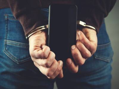В Чехии мужчина украл два телефона, но потерял свой и сообщил об этом полицейским - unn.com.ua - Украина - Киев - Лондон - Чехия