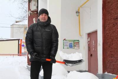 Мэр Рыбинска сам очистил свой двор от снега - yar.mk.ru - Рыбинск