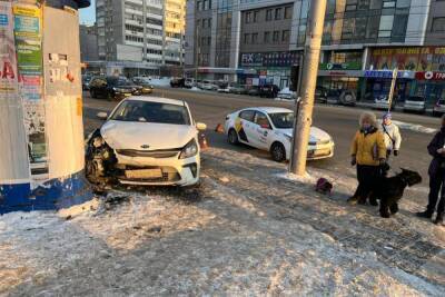 Пешеход погиб под колесами такси в центре Новосибирска - novos.mk.ru - Новосибирск - Скончался