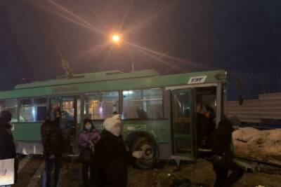 Троллейбус с пассажирами вылетел с дороги в Новосибирске - novos.mk.ru - Новосибирск