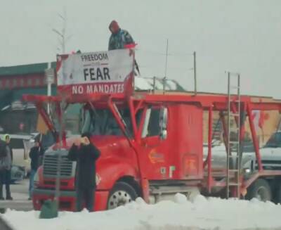 Джастин Трюдо - В Канаде водители грузовиков заблокировали в обе стороны трассу, соединяющую с США - nakanune.ru - США - Англия - Колумбия - Канада - Оттава