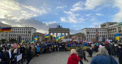 Алексей Резников - Анналена Бербок - Берлин - В Берлине прошла акция протеста против войны в Украине: Призывают Германию повлиять на РФ (ФОТО) - dsnews.ua - Россия - Украина - Крым - Германия - Эстония - Берлин - ГДР