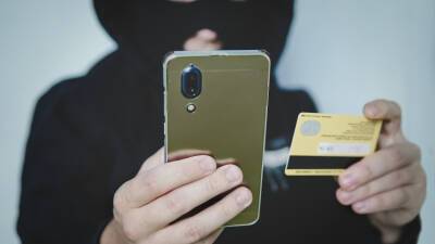 Пенсионер из Саратова остался без 17 миллионов рублей после беседы с мошенниками - mir24.tv