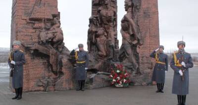 Жители Краснодона почтили память молодогвардейцев в 79-ю годовщину их казни - cxid.info - Украина - район Краснодонский