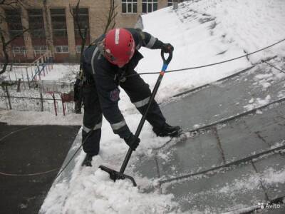 В Тюмени с крыши дома сорвался рабочий, чистивший её от снега - nakanune.ru - Тюмень