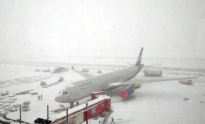 Евгений Тишковец - Снегопад задержал вылет 50 рейсов из аэропортов Москвы - tvc.ru - Москва