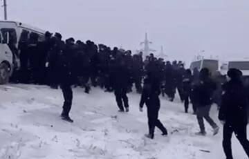 В Казахстане начались столкновения протестующих с силовиками - charter97.org - Казахстан - Белоруссия - Уральск - Атырау