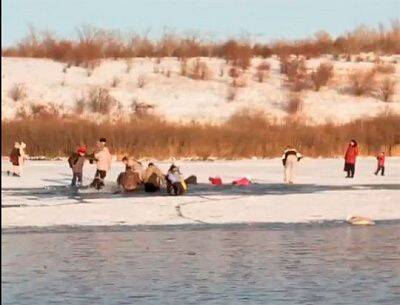 Группа туристов провалилась под лед в Алтайском крае (ВИДЕО) - sovsekretno.ru - Барнаул - Алтайский край