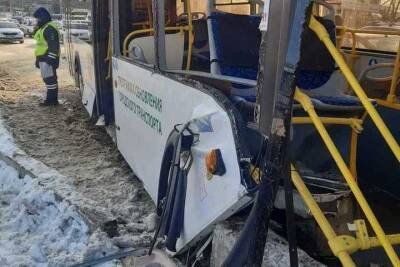 Не менее 5 пассажиров пострадали в аварии с автобусом №366 в Воронеже - vrn.mk.ru - Воронеж