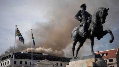 В ЮАР несколько дней тушат пожар в парламентском комплексе - svoboda.org - Юар - Кейптаун