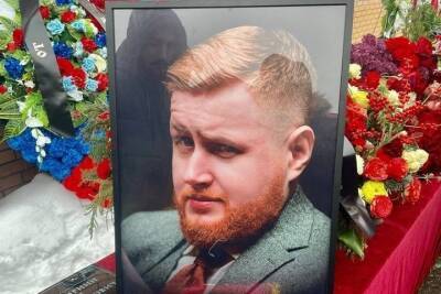 Егор Просвирнин - На Троекуровском кладбище в Москве похоронили журналиста Егора Просвирнина - mk.ru - Москва