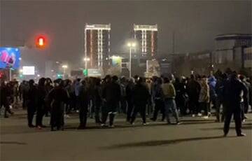 В Казахстане тысячи протестующих жгут костры на центральных площадях городов - charter97.org - Казахстан - Белоруссия - Алма-Ата - Костанай - Астана - Шымкент - Актобе - Караганда