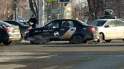 На перекрестке в центре Пензы такси попало в ДТП - penzainform.ru - Пенза