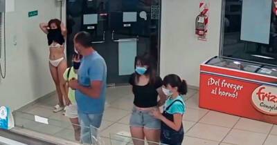 Забывшая маску женщина сняла с себя платье, чтобы купить мороженое - ren.tv - Аргентина