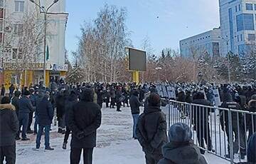 В казахстанском Костанае протестующие прорвали оцепление полиции - charter97.org - Казахстан - Белоруссия - Костанай